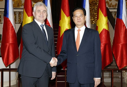 Премьер Вьетнама встретился с главой Сената парламента Чешской Республики - ảnh 1